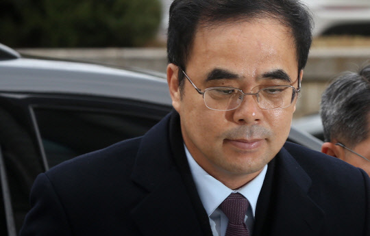 김종 영장실질심사       (서울=연합뉴스) 이진욱 기자 = '최순실 이권 지원' 의혹을 받고 있는 김종 전 문체부 2차관이 21일 오전 영장실질심사를 받기 위해 서초동 서울중앙지법으로 들어가고 있다. 2016.11.21      cityboy@yna.co.kr  (끝)